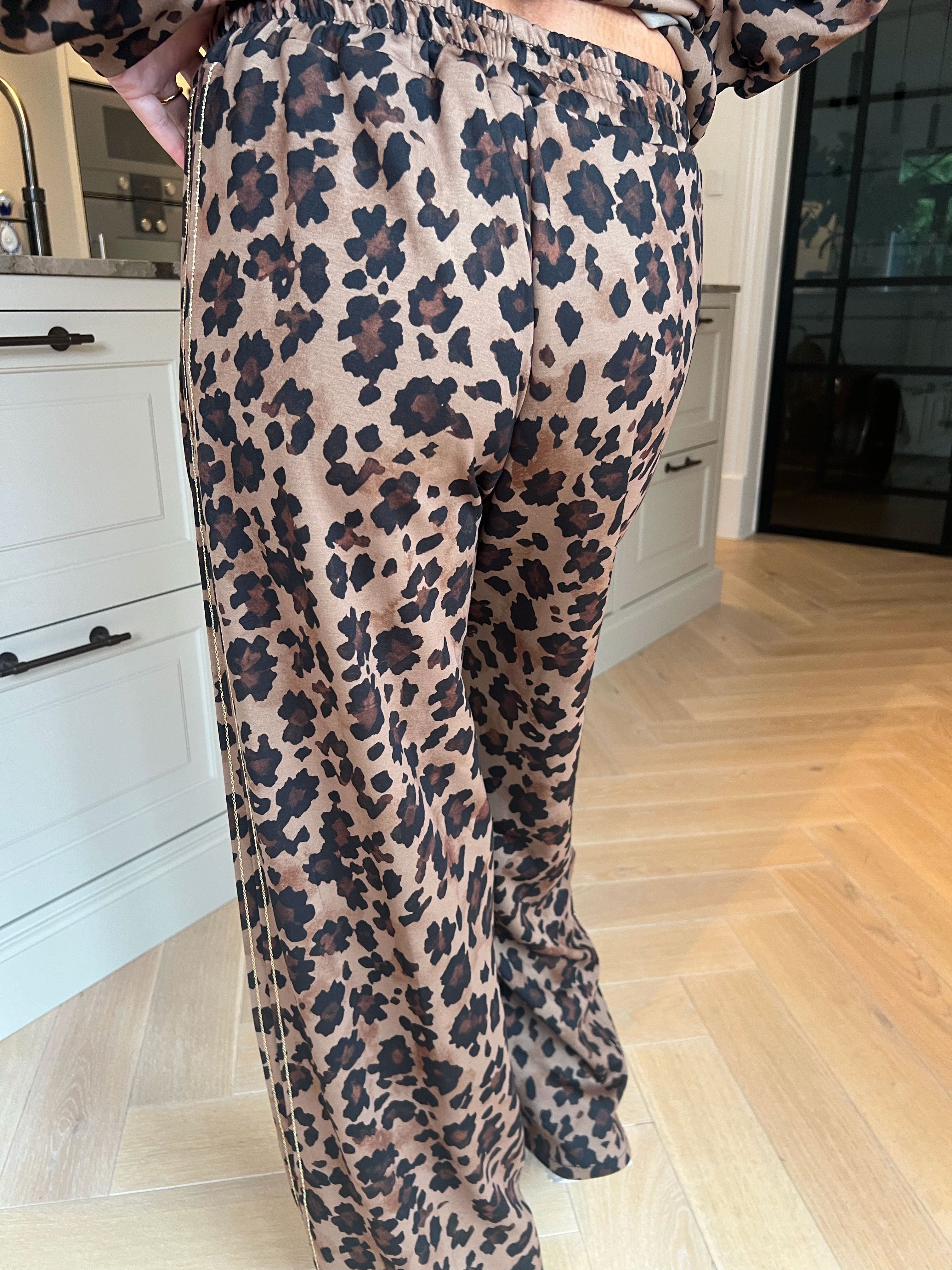 Dream Print – Joggingställ i viskos med ett utmärkande mönster och eleganta gulddetaljer